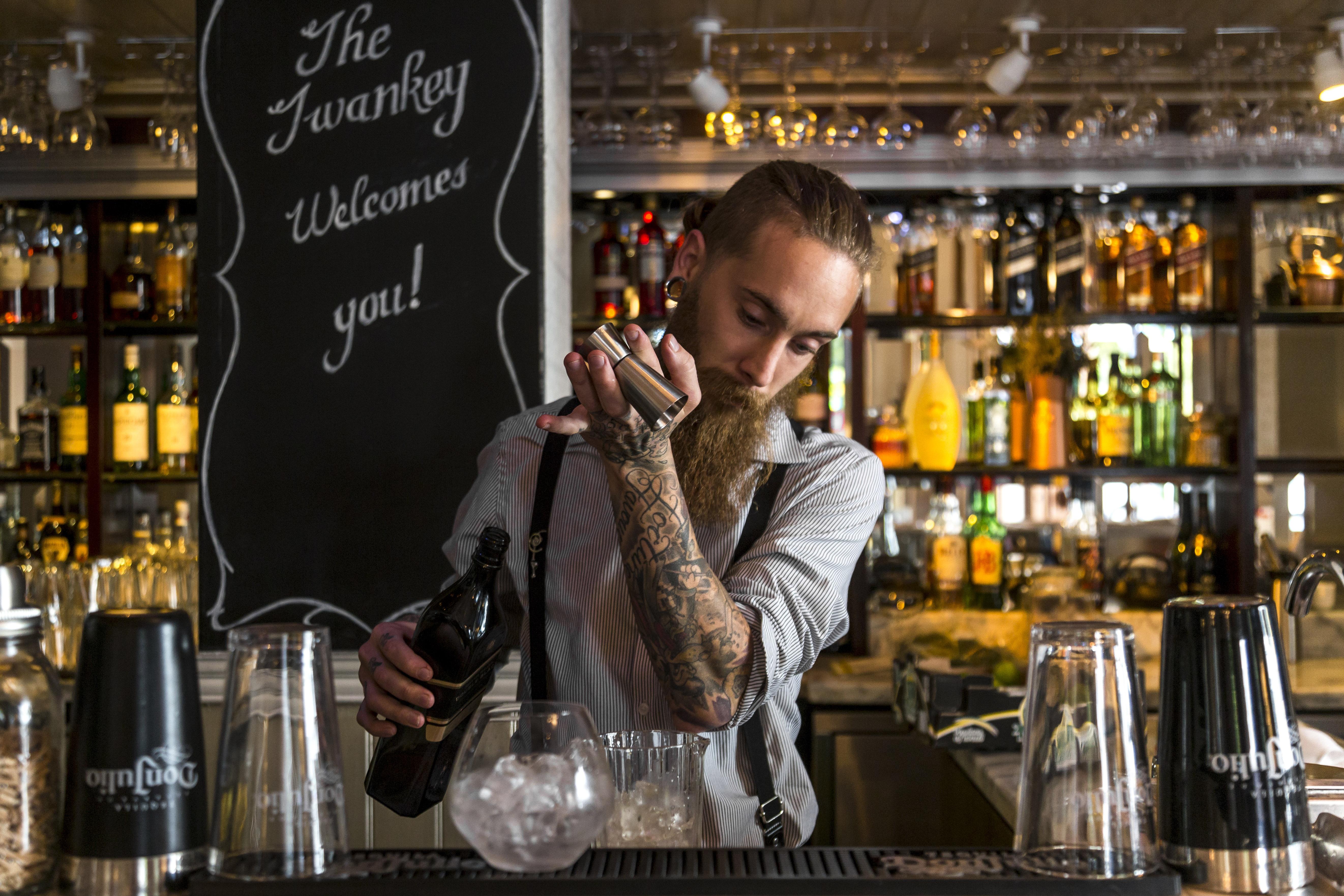 Taj Cape Town Hotell Eksteriør bilde A bartender at work